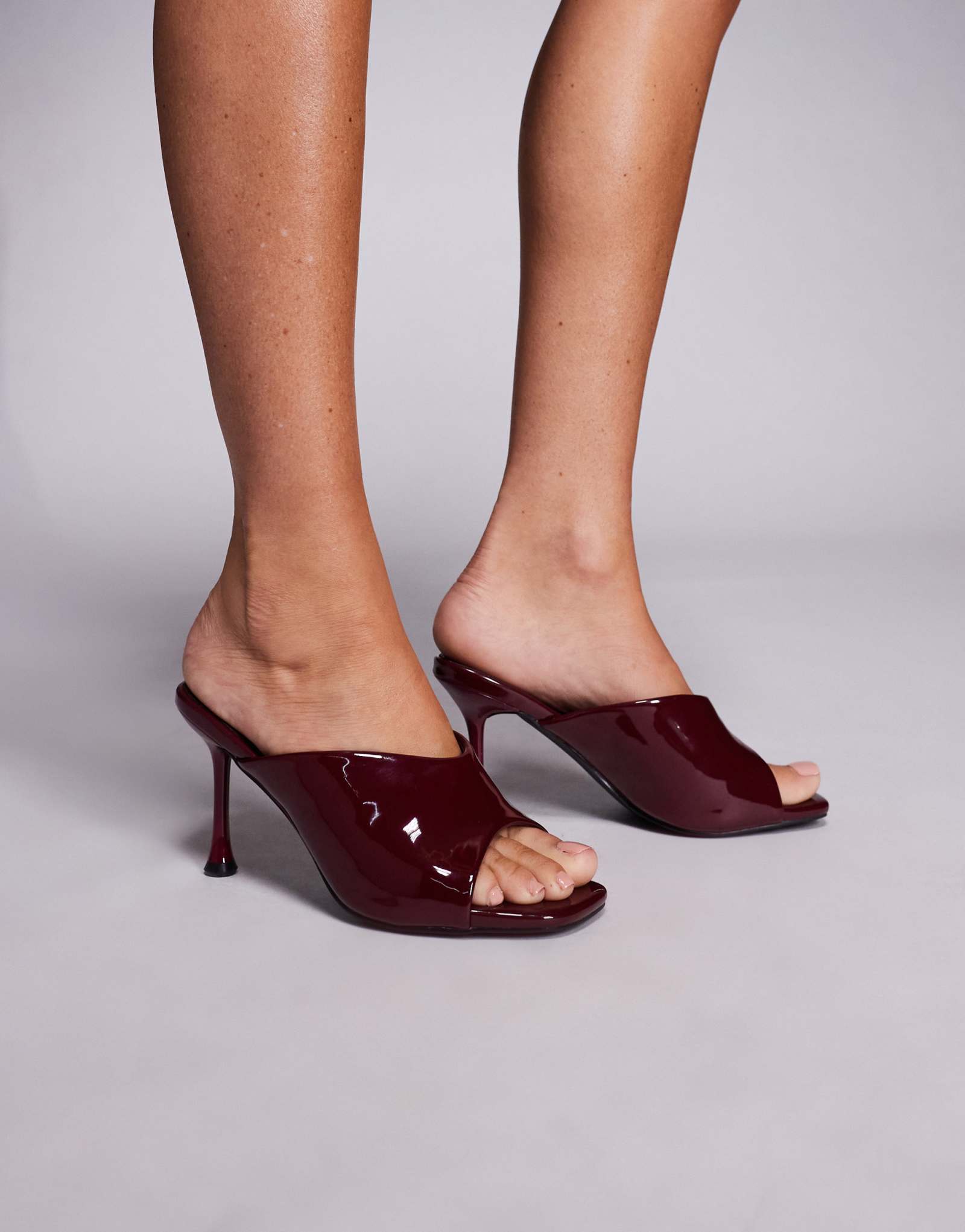 Бордовые босоножки на каблуке mule от Public Desire J'adore