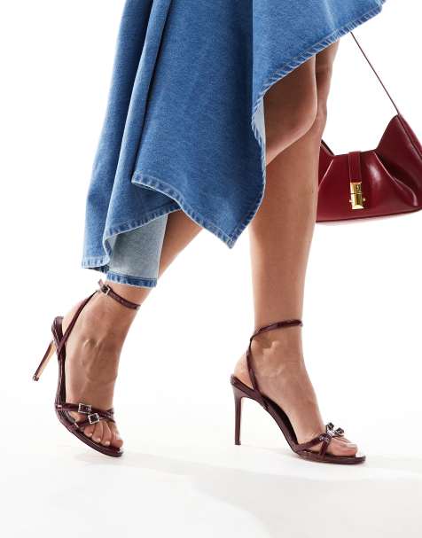 Public Desire – Jenna – Sandalen mit mittelhohem Absatz in kirschrotem Lackleder mit verzierten Schnallen - view 1