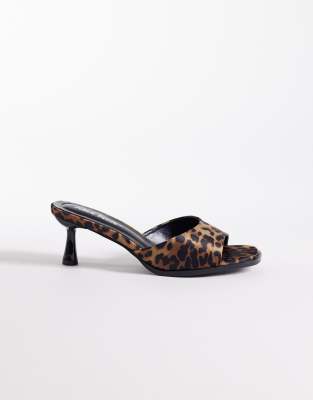 Public Desire - Jessa - Sandalen-Pantoletten mit Leopardenmuster und Pfennigabsatz-Bunt