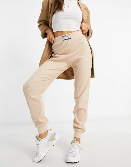 Public Desire – Jogginghose mit Waffelstruktur und Motiv in Beige