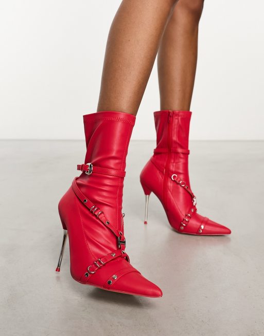Public Desire – Joyride – Absatzstiefel in Rot mit Riemendetail