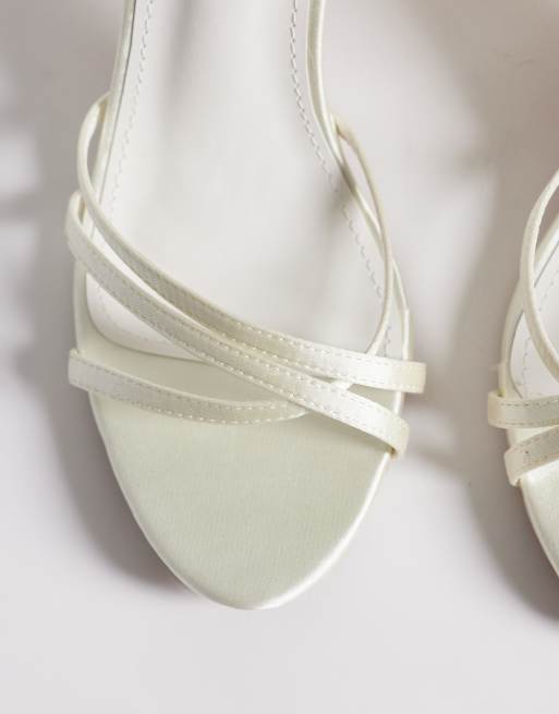 Public Desire – Juliette – Elfenensvita klacksandaler med remmar, 2 av 4