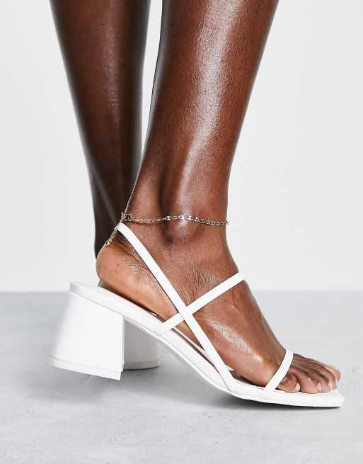 Public Desire – Just Realise – Riemchensandalen aus Kunstleder in Weiß mit mittelhohem Absatz