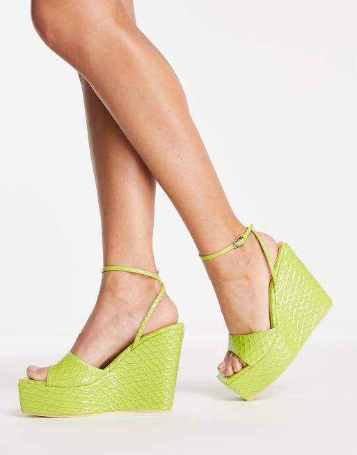 Public Desire – Kempton – Sandalen in Limettengrün mit Schlangenmuster und Keilabsatz, 2 von 4