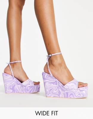 Public Desire - Kempton - Sandalen met sleehak en brede pasvorm in lila met wervelende print