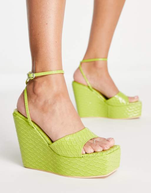 Public Desire - Kempton - Sandalen met sleehakken in limoengroene slangenprint