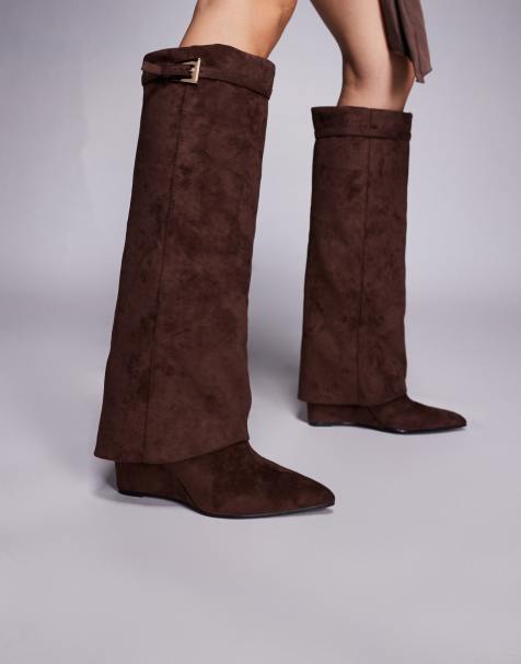 Public Desire – Kola – Bruna, knähöga boots i mockaimitation med kilklackar och nedvikt detalj - view 1