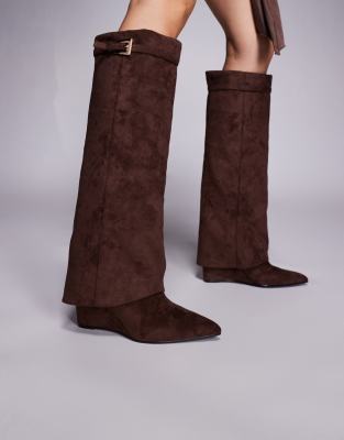 Public Desire - Kola - Kniehohe Stiefel aus Wildlederimitat in Braun mit Keilabsatz und Umschlag
