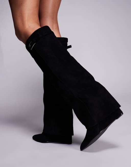 Public Desire – Kola – Svarta, knähöga boots i mockaimitation med kilklackar och nedvikt detalj