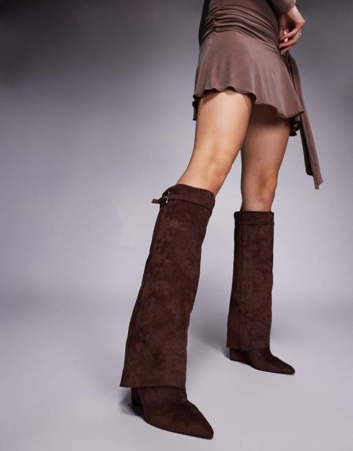 Public Desire – Kola – Bruna, knähöga boots i mockaimitation med kilklackar och nedvikt detalj