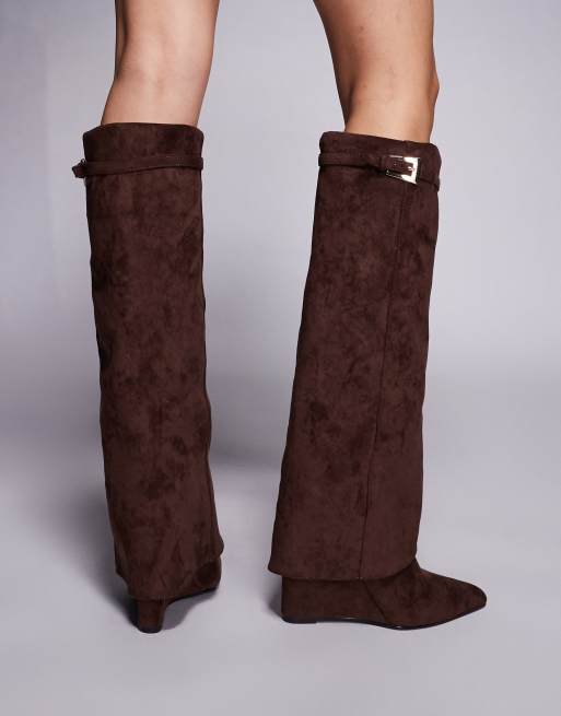 Public Desire – Kola – Bruna, knähöga boots i mockaimitation med kilklackar och nedvikt detalj