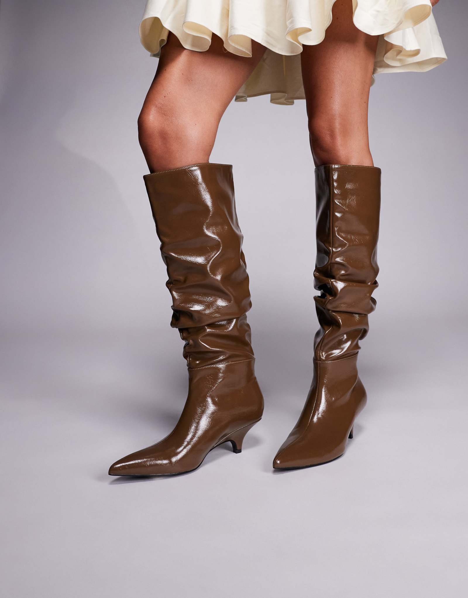 Public Desire Темно-серые сапоги до колена на высоком каблуке с рюшами La Dolce Vita