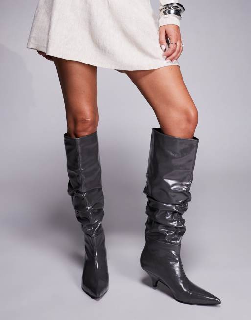 Public Desire – La Dolce Vita – Stiefel in Grau mit Kitten-Absatz und gerafftem Design, 4 von 4