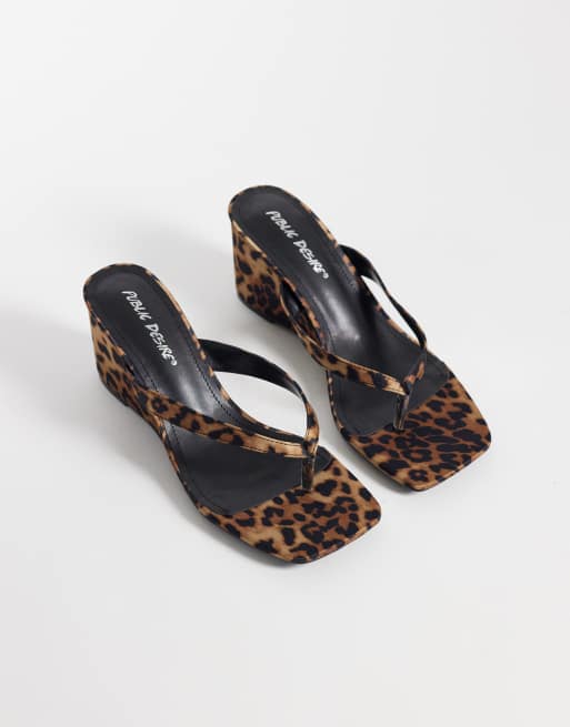 Public Desire Luisa kilklacksandaler med bred passform i leopardmönster, 2 av 4
