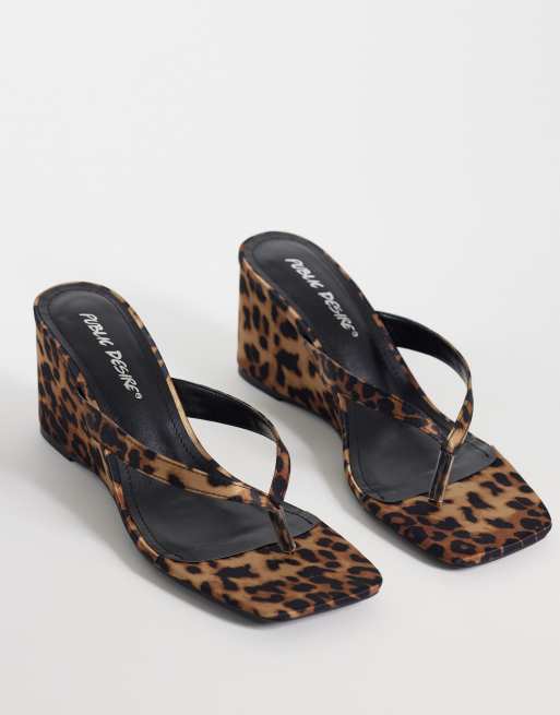 Public Desire - Luisa - Sandalias de cuña con estampado de leopardo, 4 de 4