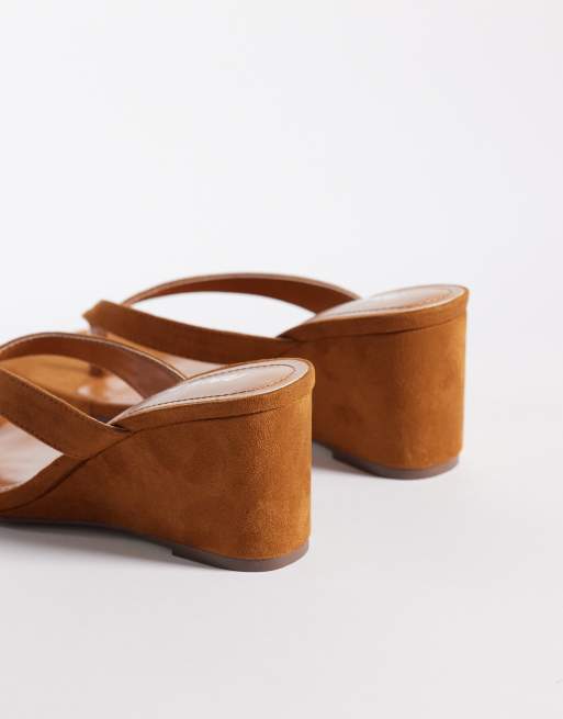Public Desire – Luisa – Zehenstegsandalen aus hellbraunem Wildlederimitat mit Keilabsatz, 3 von 4