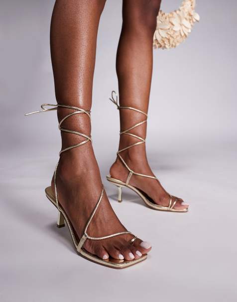 Public Desire - Luz - Sandalen met strikbanden en kittenhak in goud metallic - view 1