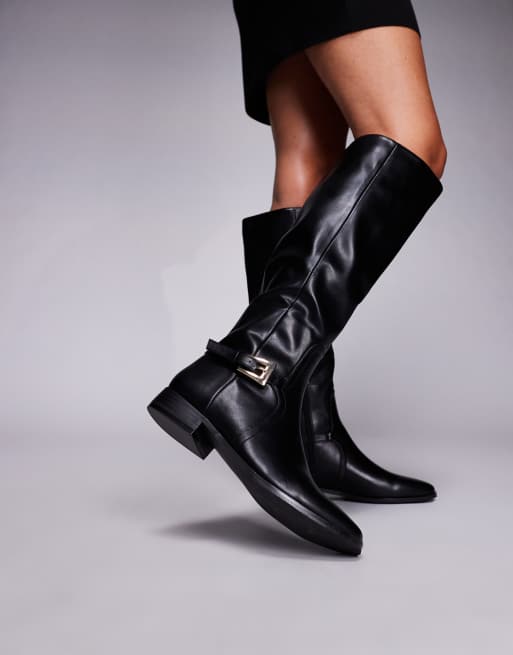 Public Desire – Mackie – Svarta, knähöga boots med spännen, 4 av 4