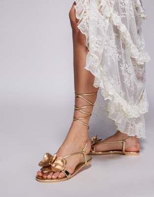 Public Desire - Magnolia - Flache Sandalen in Gold mit 3D-Blume-Goldfarben