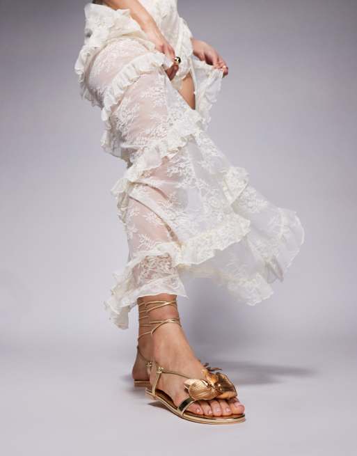 Public Desire – Magnolia – Flache Sandalen in Gold mit 3D-Blume, 4 von 4
