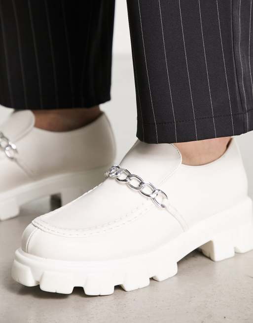 Public Desire – Man Theo – Białe loafersy z łańcuszkiem