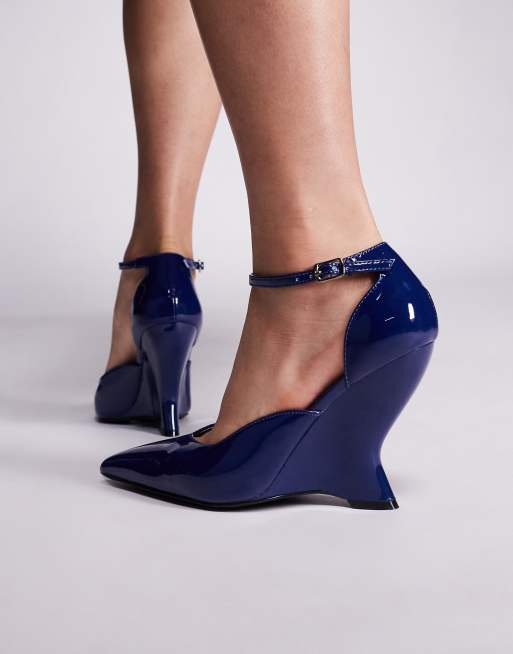 Public Desire - Mannequin - Scarpe a punta con zeppa e tacco color blu navy verniciate, 4 di 4