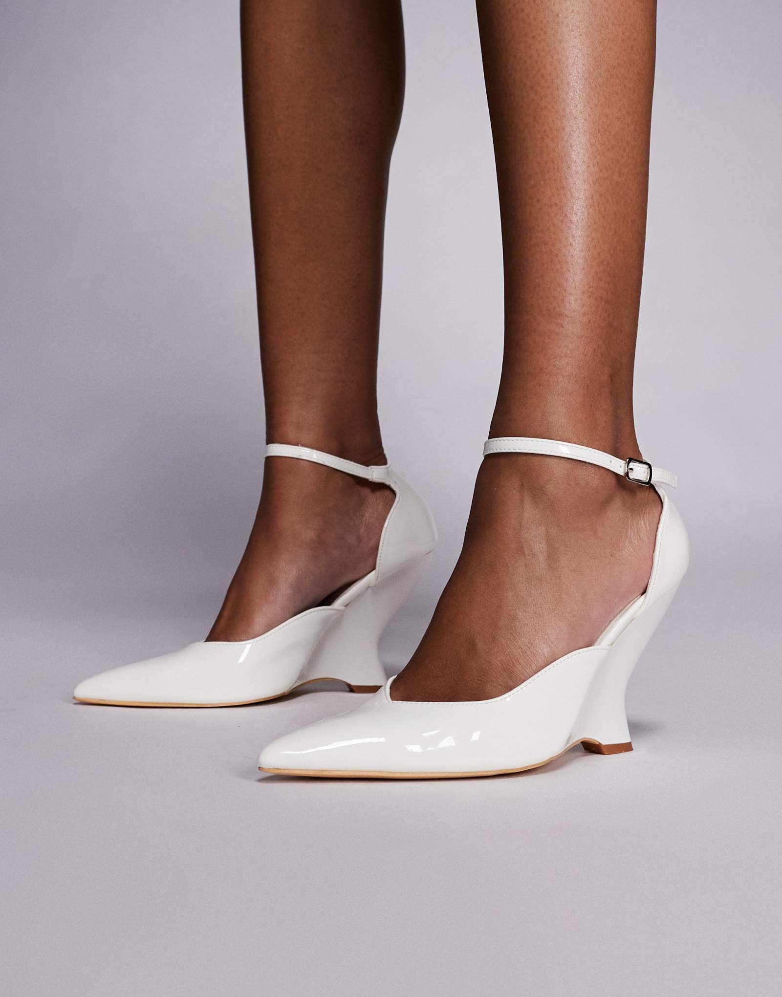 Белые лакированные туфли на танкетке с острым носком для манекенщицы Public Desire