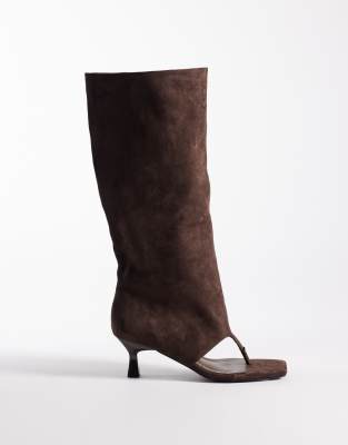 Public Desire - Margot - Kniehohe Stiefel aus Wildlederimitat in Schokobraun mit Zehensteg-Brown
