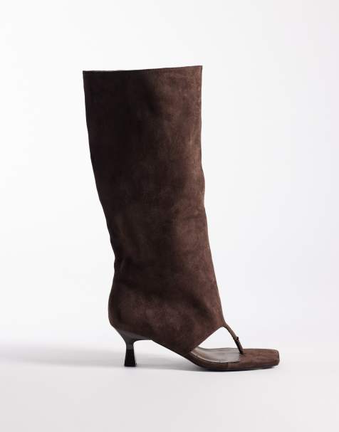 Public Desire – Margot – Kniehohe Stiefel aus Wildlederimitat in Schokobraun mit Zehensteg - view 1