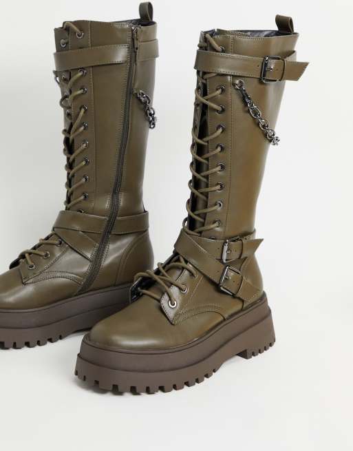 Public Desire – Mari – Khakigröna knähöga boots med grov sula och kedja