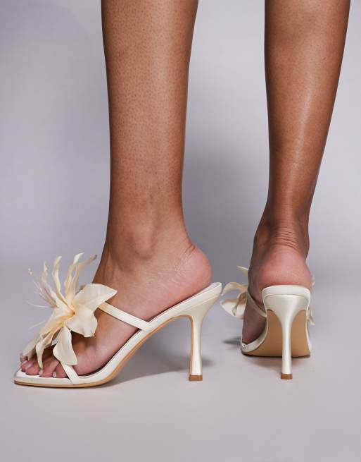 Public Desire – Mules-Sandaletten in Elfenbeinweiß mit Blumendetail und Absatz, 4 von 4