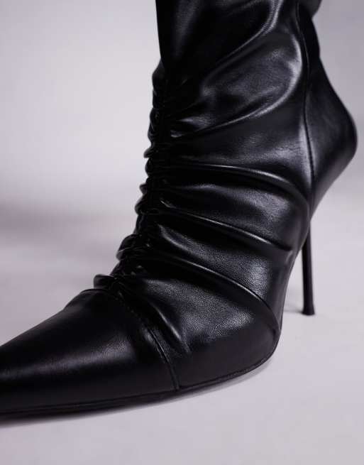 Public Desire – Neila – Kniehohe, spitz zulaufende Stiefel in schwarzer Lederoptik, 4 von 4