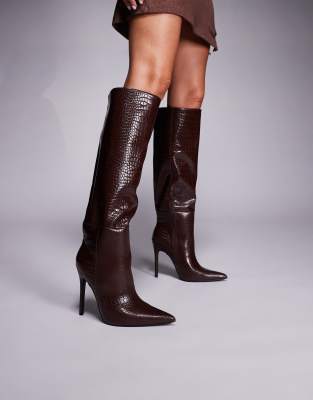 Public Desire - Nova - Kniehohe, spitze Stiefel mit Absatz in Schokobraun