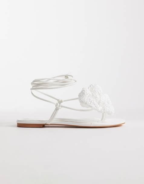 Public Desire – Palmer – Flache Sandalen in Weiß mit Häkelblume und Beinschnürung - view 1