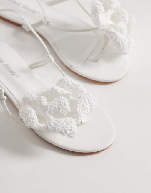 Public Desire – Palmer – Flache Sandalen in Weiß mit Häkelblume und Beinschnürung, 2 von 4