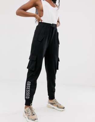 pantaloni vans con scritta sulla gamba