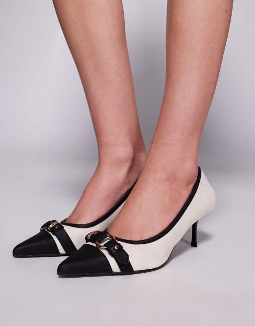 Public Desire - Pumps met brede pasvorm, kitten hakken en gesp in crème