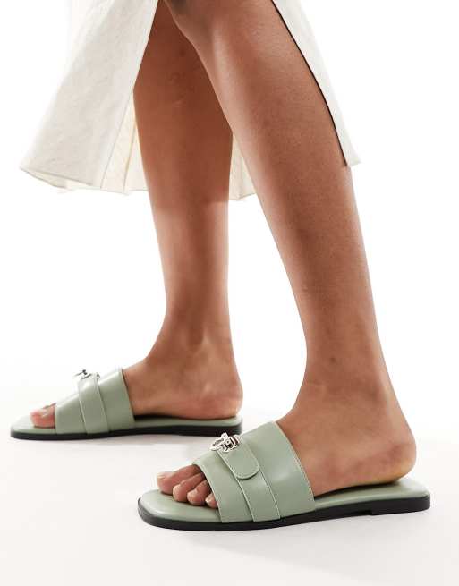 Public Desire - Radiance - Slippers met hardware in pistache