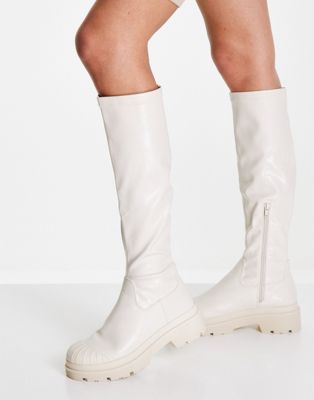 Public Desire – Recognise – Kniehohe Stiefel zum Reinschlüpfen in Ecru-Weiß