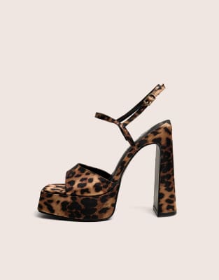  Retro platform strappy heels in leopard