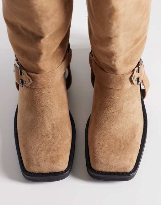 Public Desire – Rooftop – Brungrå, knähöga boots i mockaimitation med spännen, 2 av 4