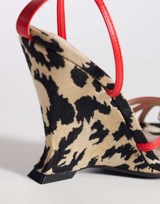 Public Desire - Roselle - Sandaler med kilehæl og leopardprint samt møntdetalje, 4 af 4