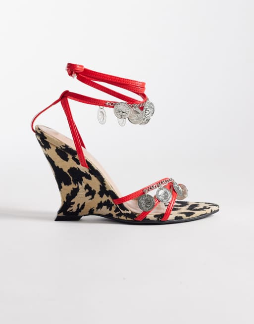 Public Desire - Roselle - Sandali leopardati con zeppa e dettaglio moneta