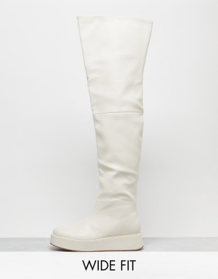 Public Desire - Rosie - Flache Overknee-Stiefel in Creme, weite Passform-Weiß