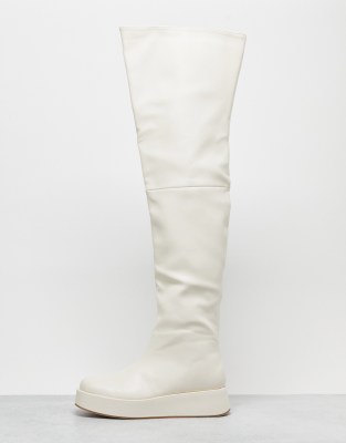 Public Desire - Rosie - Flache Overknee-Stiefel in Creme-Weiß