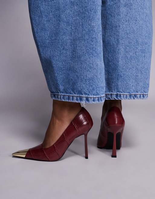 Public Desire Rotate pumps i bordeaux med gulddetalje, 3 af 4