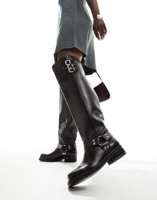 Public Desire - Sagitarrius - Flade overknee-støvler med remme i bordeaux