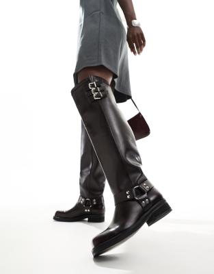Public Desire - Sagittarius - Flache Overknee-Stiefel in Burgunderrot mit Gurtdetail-Braun