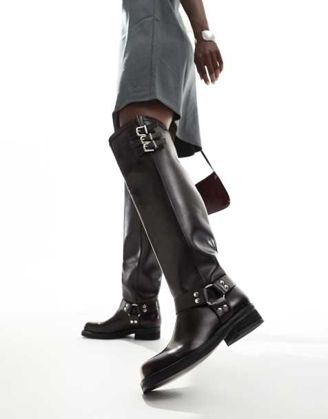 Public Desire – Sagittarius – Flache Overknee-Stiefel in Burgunderrot mit Gurtdetail - view 1