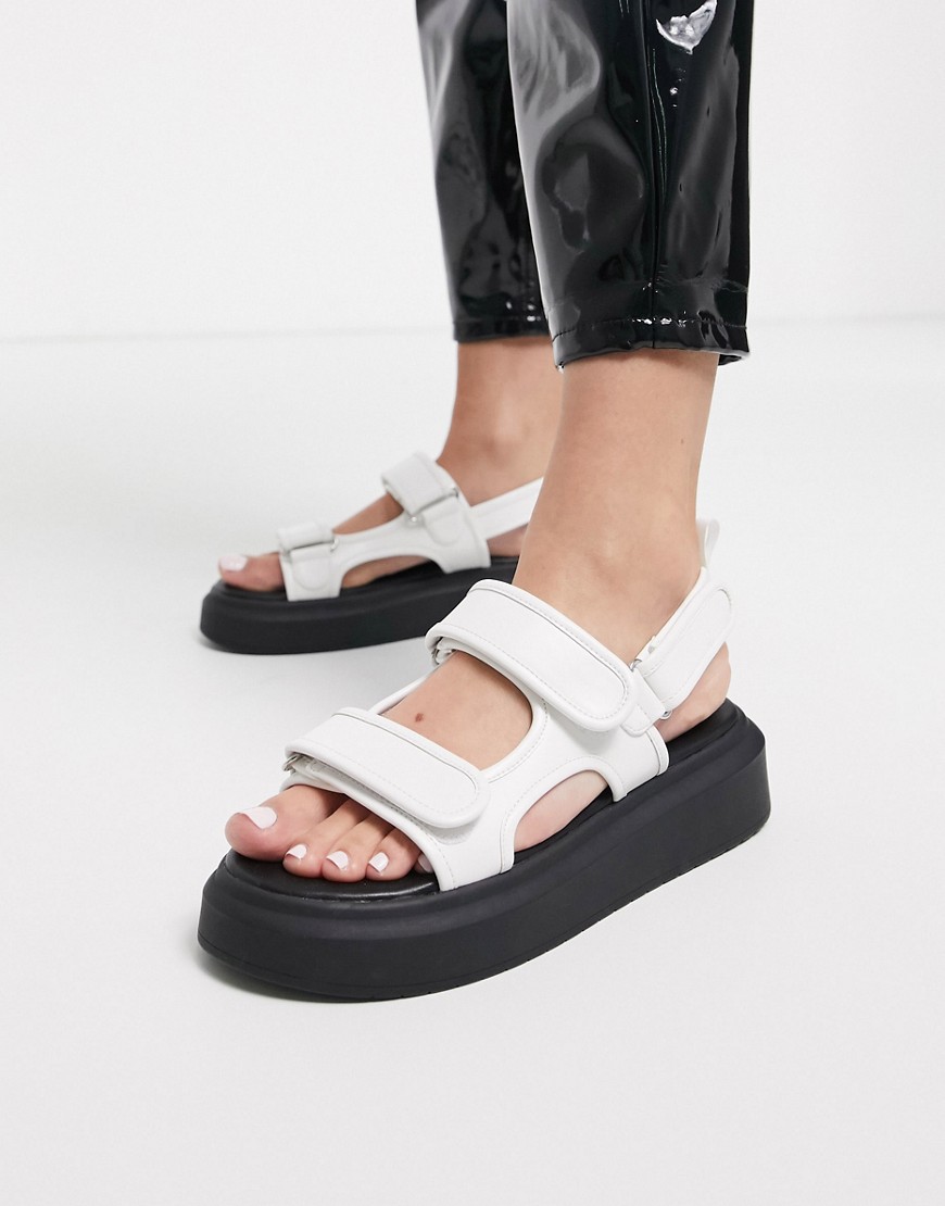 Public Desire - Sammie - Sportieve sandalen met dikke zool in wit
